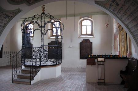 Sachova-synagoga-Holesov